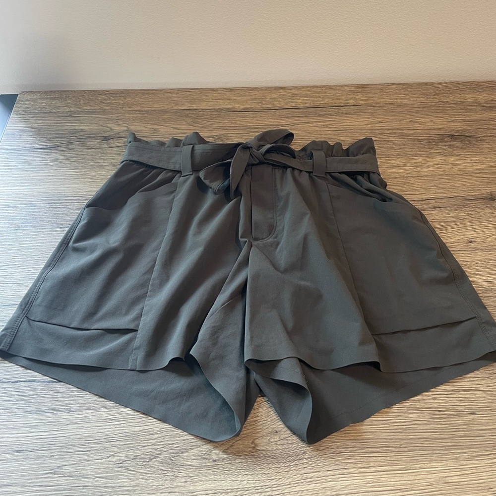 Athleta Shorts Womens Skyline‎ Short Elastic Waist Gray Pull-on Pockets Size  6